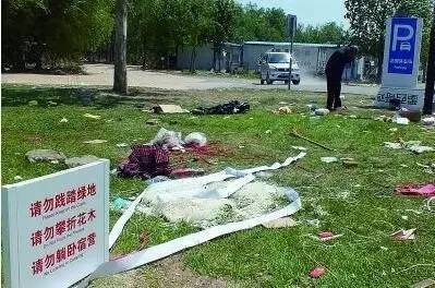 2014年北京草莓音乐节落幕后，现场垃圾遍地