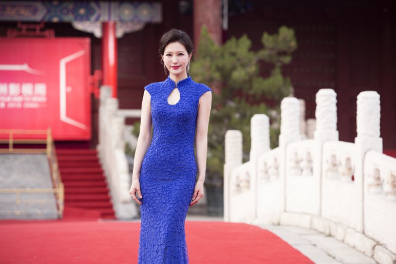 亚洲影视周开幕,主持人谢映玲,中式蓝裙邂逅太庙
