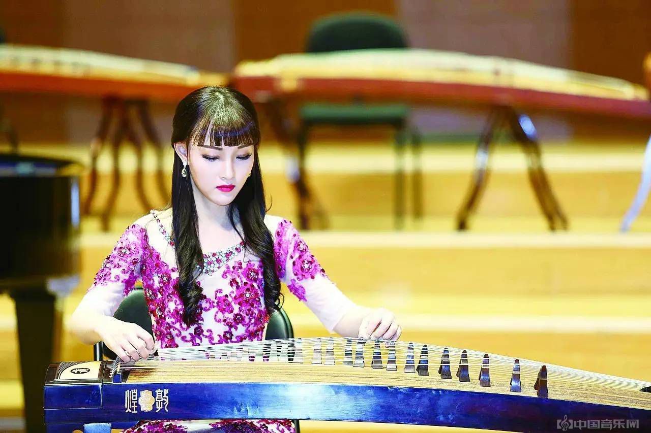 美呆刘诗纯这位90后古筝美才女用一把古筝成为株洲新形象大使