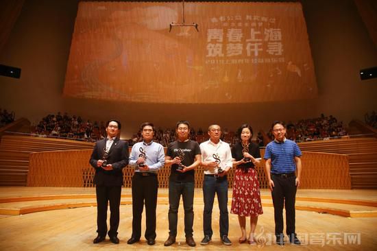 　图：团市委副书记丁波（右一）为“天使之橙”母公司巨昂科技联合创始人刘锐（右三）等颁奖