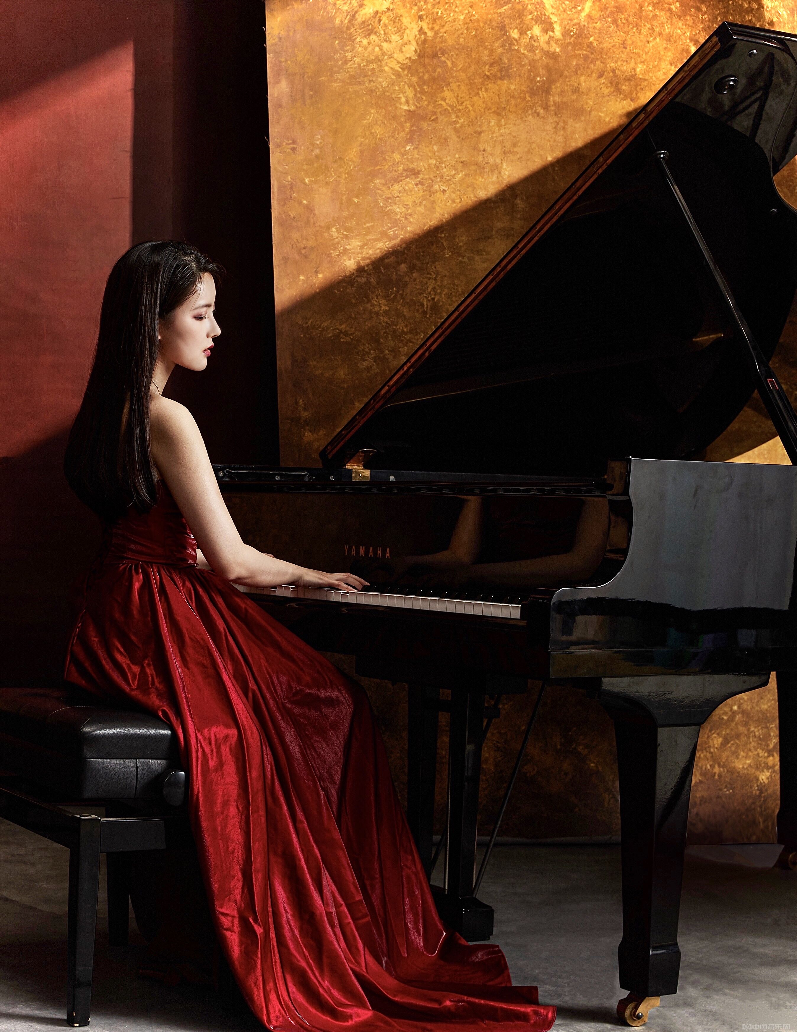 弹钢琴的女孩高清图片下载-正版图片500605836-摄图网